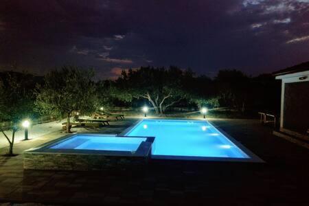 Apartment House Kastela With Heated Pool & Jacuzzi Esterno foto